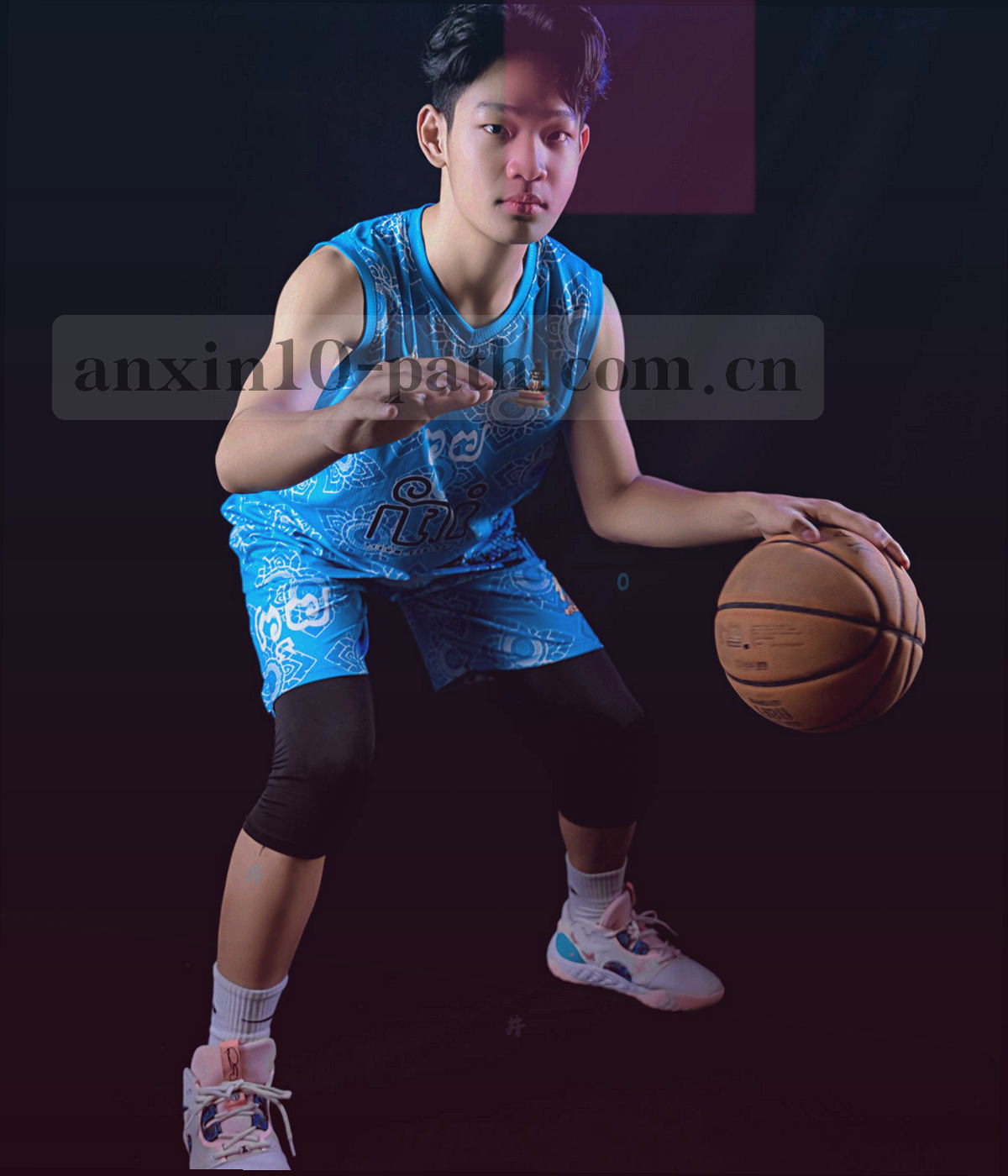 纵向延伸的抽象光轨与方形节点，电光青与暖橙双色叠色处理